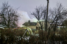 Dym sa valí po havárii nákladného lietadla DHL v litovskom Vilniuse. FOTO: Reuters