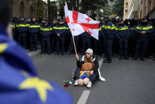 V Tbilisi protestovali proti výsledkom parlamentných volieb, ktoré boli podľa opozície zmanipulované. FOTO: Reuters