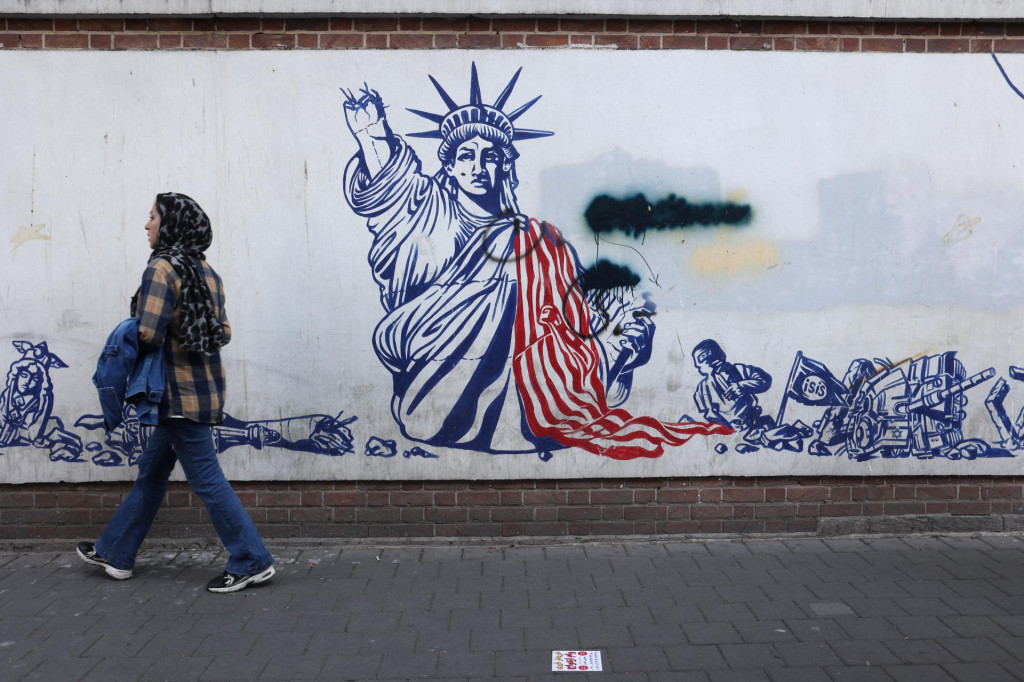 Iránsky režim udržiava v krajine tvrdú protiamerickú náladu, zároveň sa obáva návratu Donalda Trumpa do Bieleho domu. FOTO: Reuters