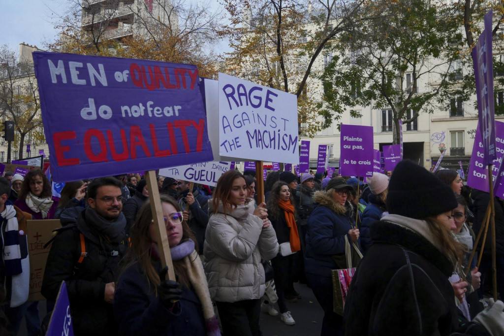 Ľudia počas demoštrácie proti násiliu páchanému na ženách v Paríži. FOTO: TASR/AP