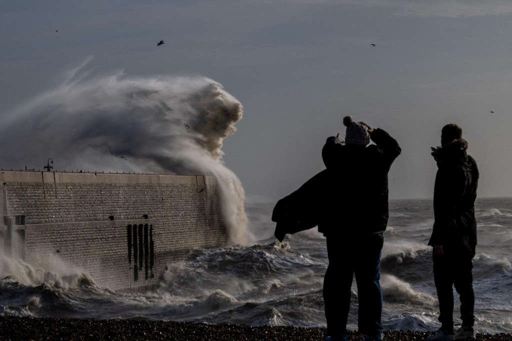 Búrka Bert priniesla sneh, dážď a silný vietor. FOTO: Reuters