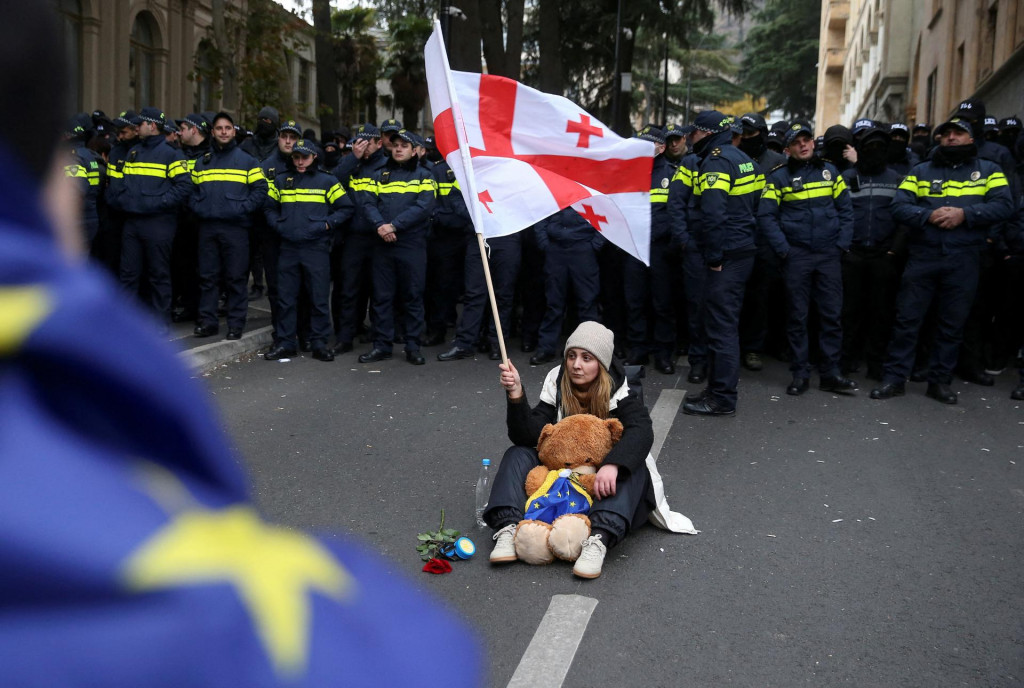 V Tbilisi protestovali proti výsledkom parlamentných volieb, ktoré boli podľa opozície zmanipulované. FOTO: Reuters