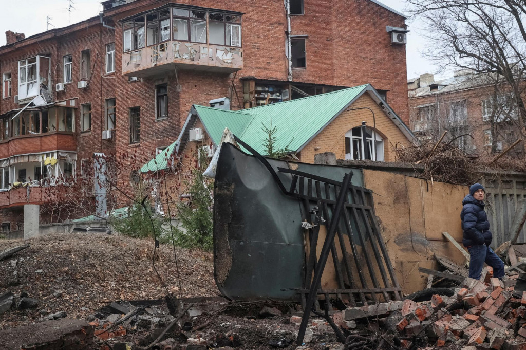 Obytné domy v Charkove zasiahnuté ruským útokom. FOTO: Reuters