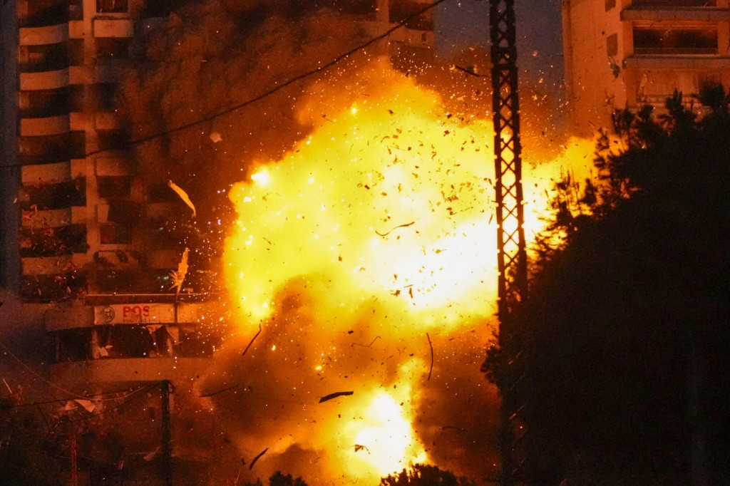 Dym a plamene stúpajú z budovy po izraelskom leteckom útoku na štvrť Tajúna, na južnom predmestí Bejrútu. FOTO: TASR/AP