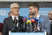 Zľava bývalý minister zahraničných vecí a neúspešný prezidentský kandidát Ivan Korčok a líder Progresívneho Slovenska Michal Šimečka. FOTO: TASR/Martin Baumann