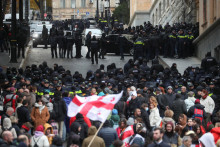 Príslušníci orgánov činných v trestnom konaní pred prvým zasadnutím nového parlamentu v Tbilisi. FOTO: Reuters