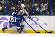 Slovenský hokejista v drese Tampy Bay Lightning Erik Černák (vľavo) a hráč Colorada Avalanche Nathan MacKinnon. FOTO: TASR/AP