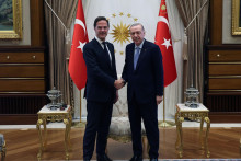 Generálny tajomník NATO Mark Rutte (vľavo) a turecký prezident Recep Tayyip Erdogan. FOTO: TASR/Anadolu