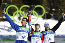 Na archívnej snímke z 21. februára 2010 biatlonisti Jevgenij Usťugov so zlatom (uprostred), Martin Fourcade so striebrom (vľavo) a Slovák Pavol Hurajt s bronzovou medailou. FOTO: TASR/AP