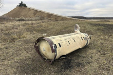 Trosky americkej rakety ATACMS sa našli v oblasti letiska Kursk v Rusku. FOTO: TASR/AP