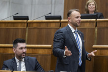 Zľava minister pôdohospodárstva Richard Takáč (Smer-SD), minister vnútra Matúš Šutaj-Eštok (Hlas-SD). FOTO: TASR/Martin Baumann