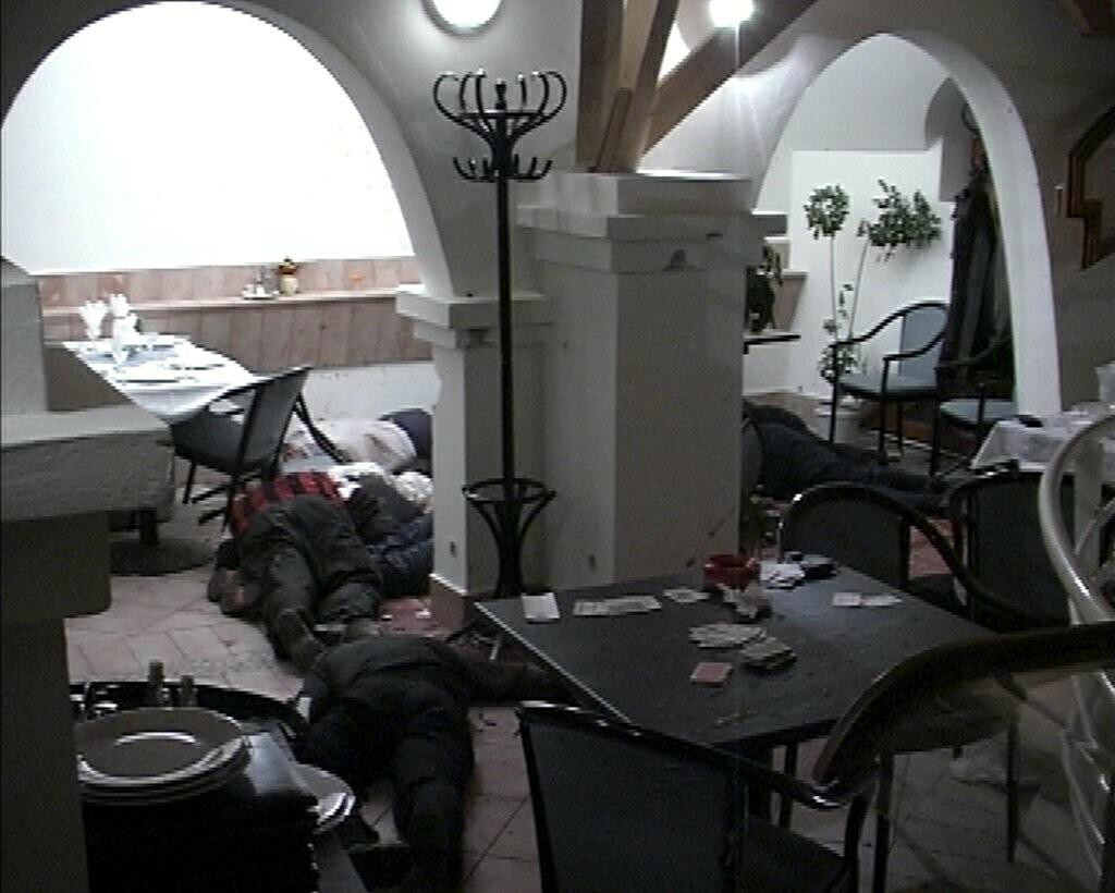 Policajný záber na jednu z obetí streľby 25. marca 1999 v dunajskostredskom bare Fontána. FOTO: TASR/archív