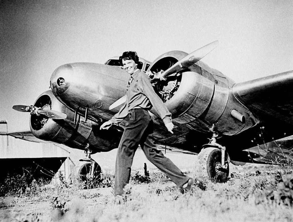 Amelia Earhartová so svojim lietadlom Lockheed Electra 10E.