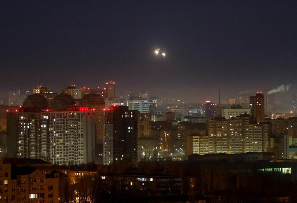 Počas útoku ruského dronu v Kyjeve sú na oblohe nad mestom viditeľné výbuchy. FOTO: Reuters