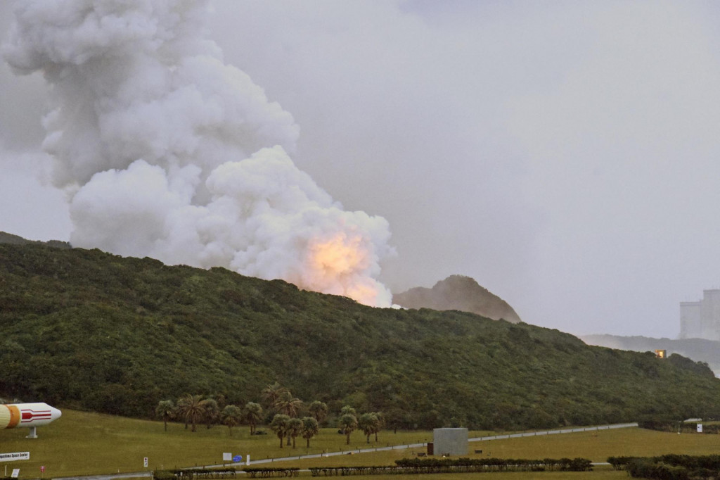 Požiar, ktorý vypukol počas testu  rakety Epsilon S na ostrove Tanegašima v Japonsku. FOTO: Reuters/Kjódó