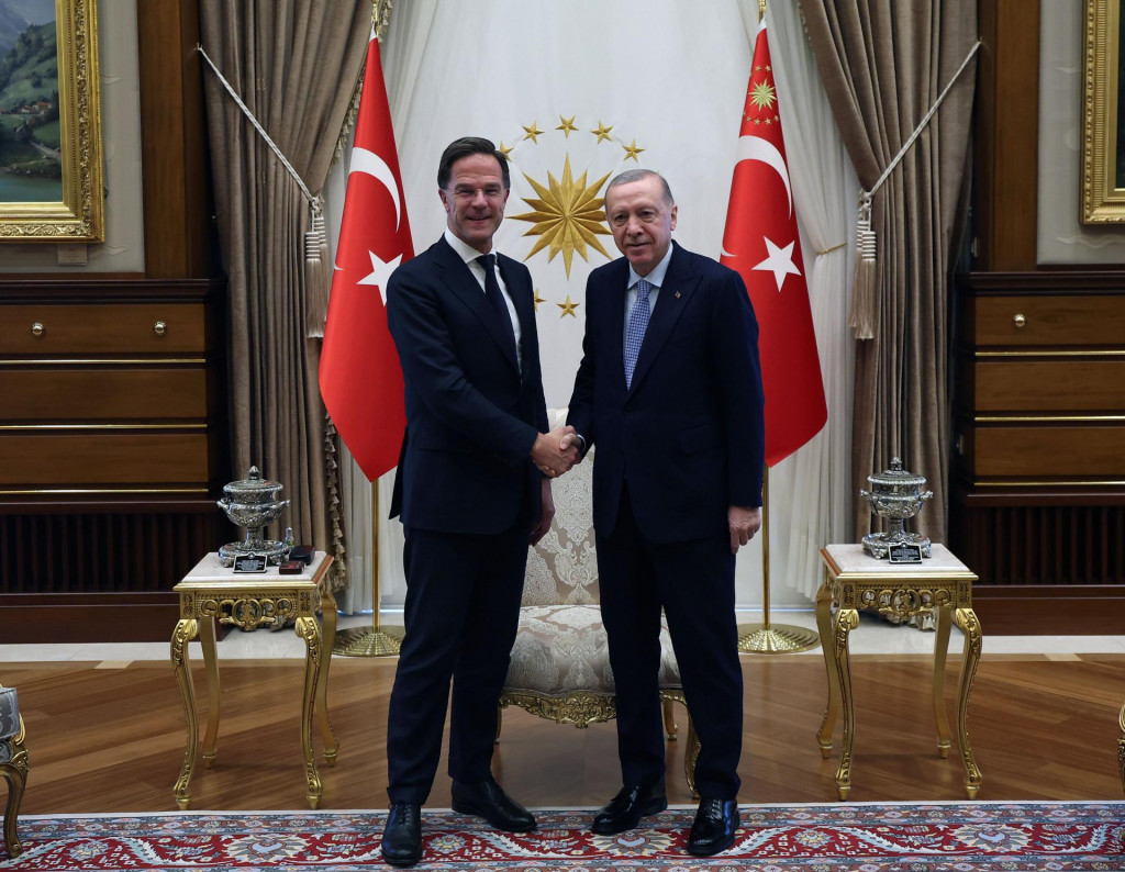 Generálny tajomník NATO Mark Rutte (vľavo) a turecký prezident Recep Tayyip Erdogan. FOTO: TASR/Anadolu