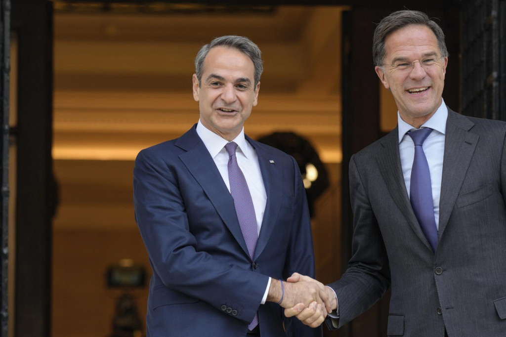 Generálny tajomník NATO Mark Rutte (vpravo) a grécky premiér Kyriakos Mitsotakis. FOTO: TASR/AP