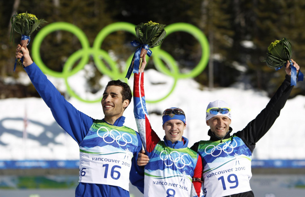 Na archívnej snímke z 21. februára 2010 biatlonisti Jevgenij Usťugov so zlatom (uprostred), Martin Fourcade so striebrom (vľavo) a Slovák Pavol Hurajt s bronzovou medailou. FOTO: TASR/AP