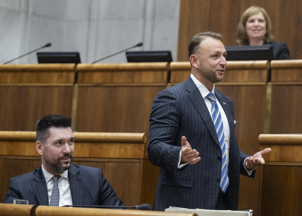 Zľava minister pôdohospodárstva Richard Takáč (Smer-SD), minister vnútra Matúš Šutaj-Eštok (Hlas-SD). FOTO: TASR/Martin Baumann