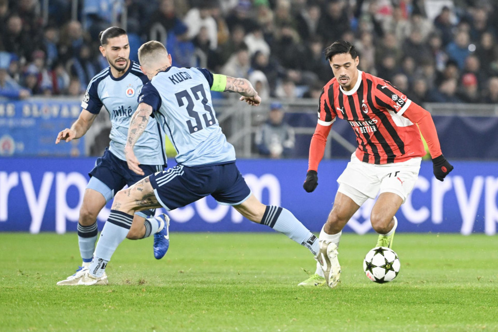 Vľavo Juraj Kucka (Slovan) a vpravo Tijjani Reijnders (Miláno) v zápase 5. kola ligovej fázy Ligy majstrov Slovan Bratislava - AC Miláno v Bratislave. FOTO: TASR/Pavel Neubauer