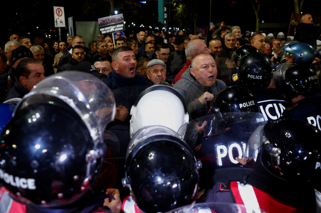 V záujme ochrany vládnych budov, spriechodnenia dopravy či zachovania verejného poriadku boli nasadené stovky policajtov. Tí voči protestujúcim nasadili vodné delá, aby ich držali v bezpečnej vzdialenosti od radnice. FOTO: REUTERS