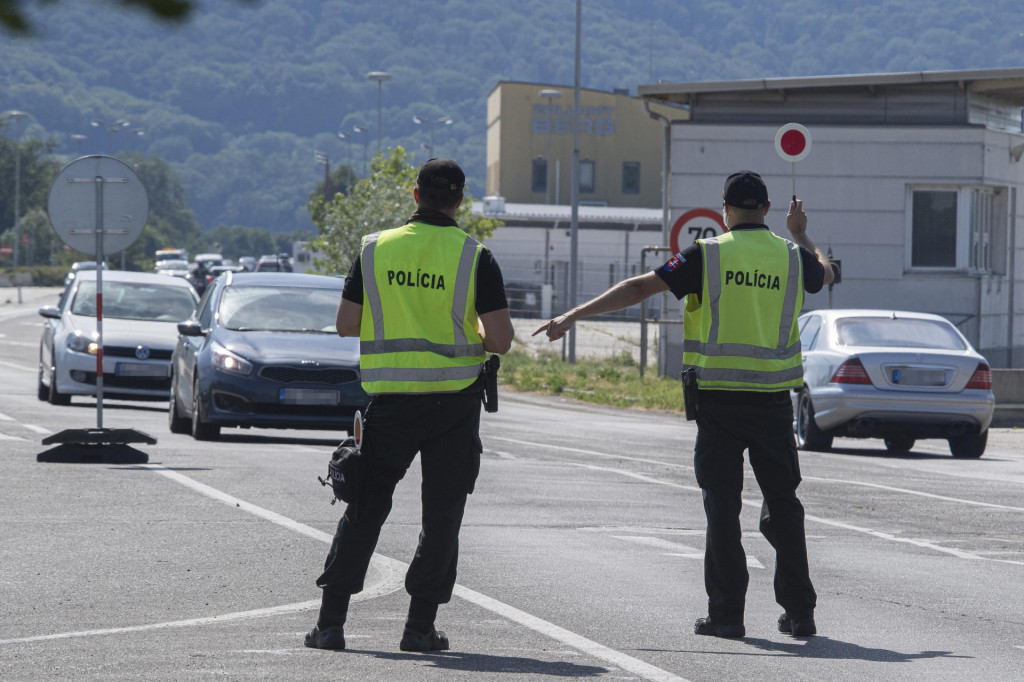 Preventívna kontrola polície na slovensko-rakúskom hraničnom priechode Petržalka – Berg.

FOTO: TASR/P. Neubauer