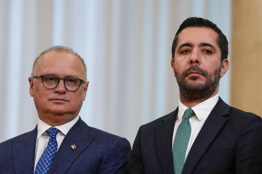 Srbský minister dopravy a výstavby Goran Vesič (vľavo) a srbský minister vnútorného a zahraničného obchodu Tomislav Momirovič v Belegrade. FOTO: TASR/AP