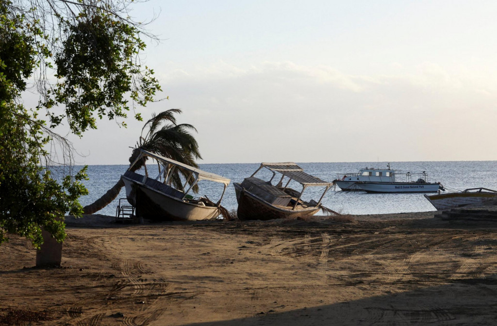 Pláž na ktorú priviezli preživších z lode, ktorá prevrhla pri egyptskom pobreží Červeného mora. FOTO: Reuters