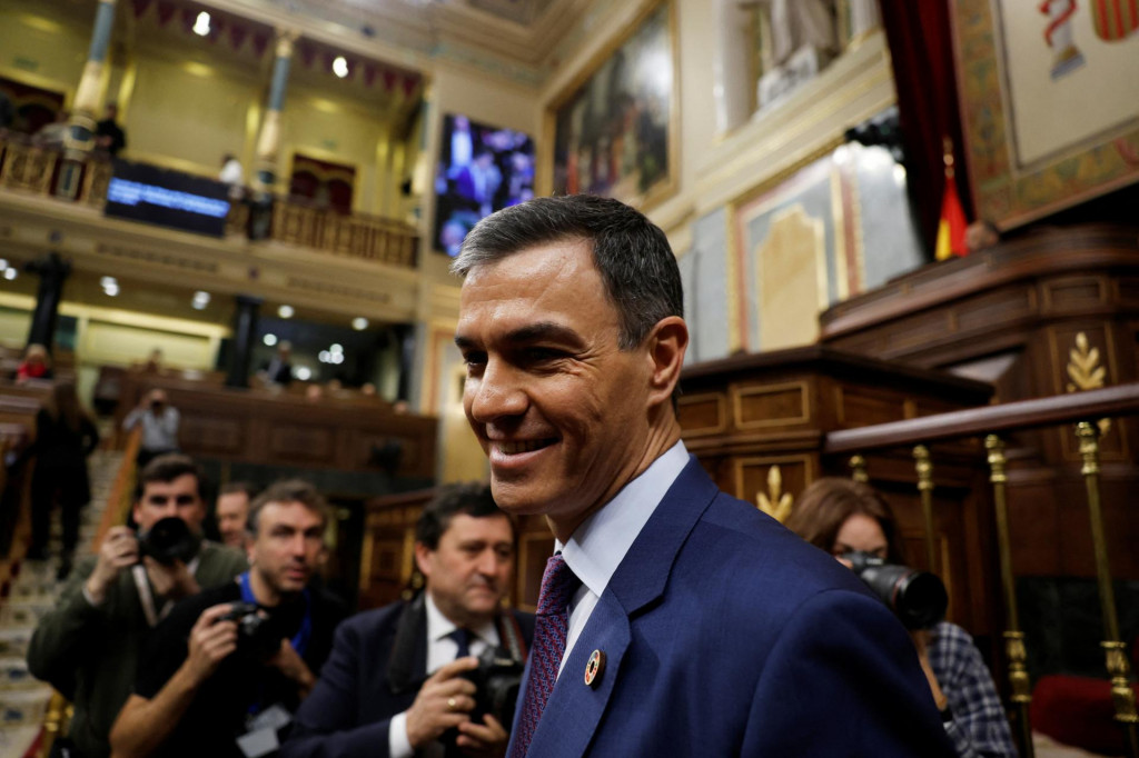 Španielsky premiér Pedro Sánchez prichádza do parlamentu v Madride hovoriť o vládnej akcii počas záplav vo východnom Španielsku. FOTO: Reuters