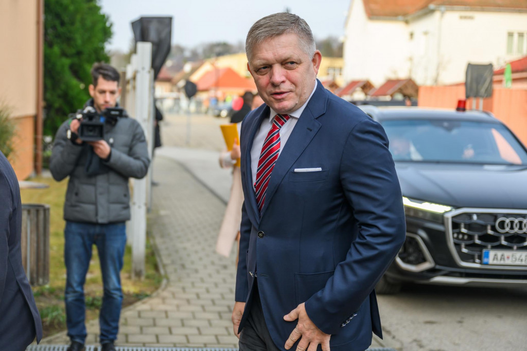 Predseda vl&aacute;dy Robert Fico prich&aacute;dza na v&yacute;jazdov&eacute; rokovanie vl&aacute;dy v Topoľčiankach. FOTO: TASR/Jaroslav Nov&aacute;k