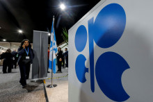 Žena prechádza okolo loga Organizácie krajín vyvážajúcich ropu (OPEC). FOTO: Reuters