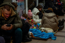 Ľudia sa ukrývajú v stanici metra počas ruského útoku v Kyjeve. FOTO: Reuters