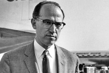 Americký virológ Jonas Salk (1914 – 1995) sa do dejín zapísal objavom vakcíny proti detskej obrne.