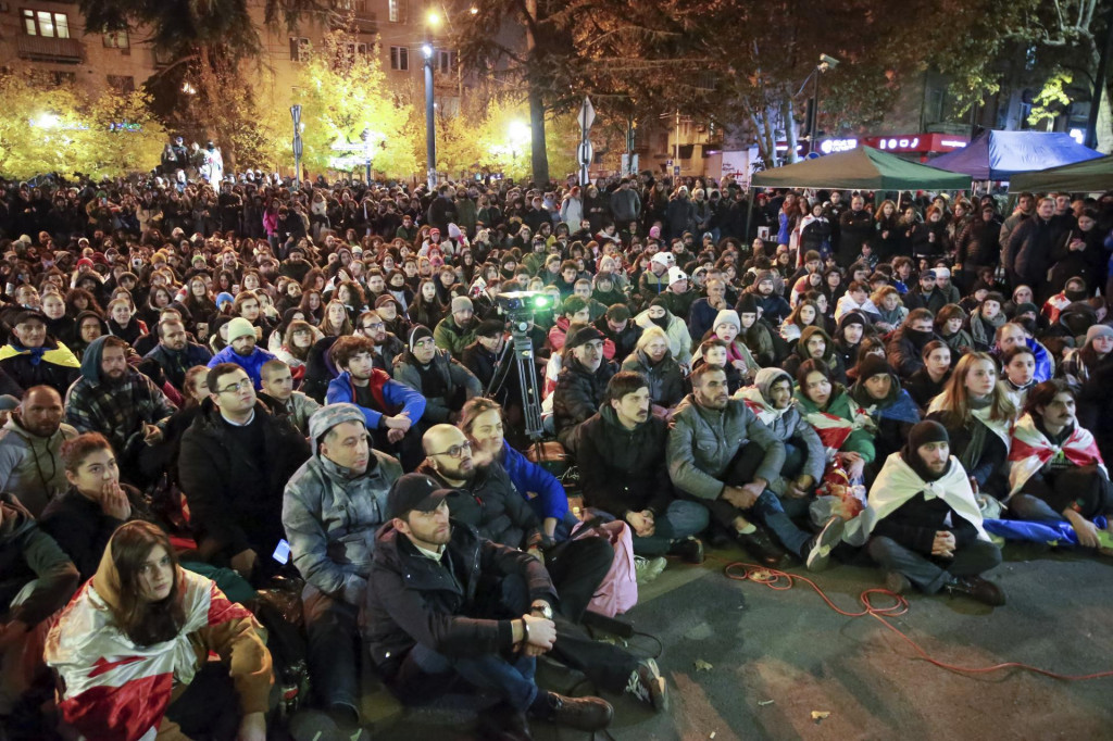 Protestujúci počas zhromaždenia proti výsledkom parlamentných volieb, ktoré bolo údajne zmanipulované v gruzínskom meste Tbilisi. FOTO: TASR/AP