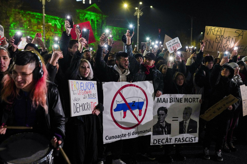 Ľudia skandujú heslá počas protestu proti Calinovi Georgescovi, nezávislému kandidátovi na rumunského prezidenta, ktorý sa dostal do druhého kola v Bukurešti. FOTO: Reuters