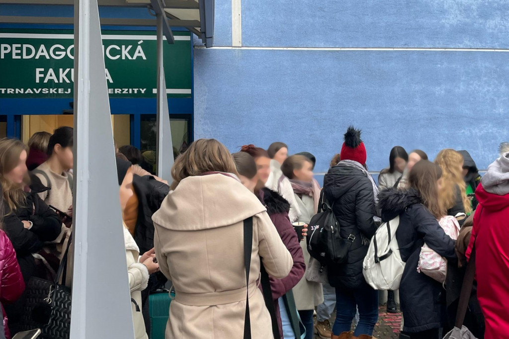 Študenti stoja pred Pedagogickou fakultou Trnavskej univerzity po evakuácii budovy z dôvodu nahlásenia bomby v Trnave. FOTO: TASR/Lukáš Grinaj