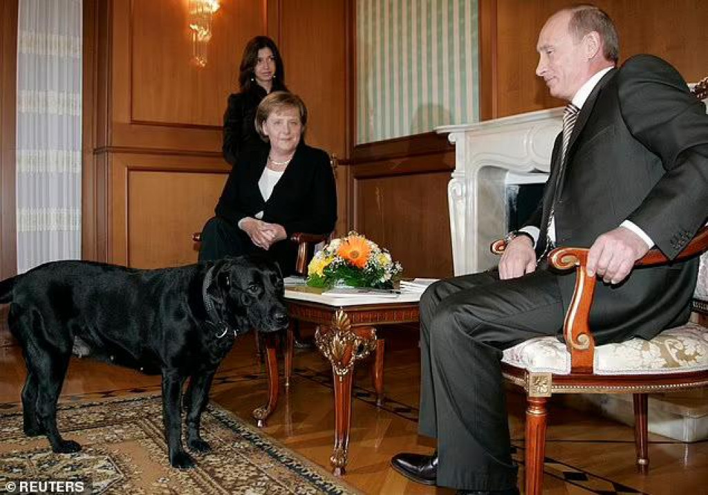 Angela Merkelová a Vladimir Putin. FOTO: Reuters