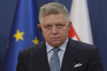 Premiér Robert Fico v koaličnej kríze na šťastie šťastie spoliehať nemôže. FOTO: TASR/AP/Darko Vojinovic