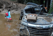 Zosuv pôdy spôsobený silným dažďom v dedine Semangat v indonézskej provincii Severná Sumatra​. FOTO: Reuters