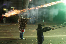 Priaznivci gruzínskej opozície počas demonštrácie na protest po tom, čo vláda zastavila proces vstupu do Únie do roku 2028 pri budove parlamentu v Tbilisi. FOTO: Reuters