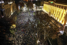 Ľudia počas masového protestu pred budovu parlamentu v Tbilisi. FOTO: TASR/AP