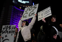 Mladí ľudia protestujú proti krajne pravicovému prezidentskému kandidátovi Calinovi Georgescovi. FOTO: Reuters