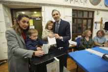 Írsky premiér a líder strany Fine Gael Simon Harris (uprostred) spolu s manželkou Caoimhe a deťmi hádže do urny svoj hlas počas hlasovania v parlamentných voľbách vo volebnej miestnosti v írskom meste Wicklow. FOTO: TASR/AP