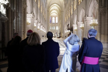 Francúzsky prezident Emmanuel Macron a prvá dáma Brigitte Macron  počas návštevy katedrály Notre-Dame v Paríži. FOTO: Reuters