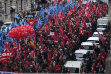 Demonštranti sa zhromažďujú v Ríme počas generálneho štrajku na protest proti úsporným opatreniam vlády. FOTO: TASR/AP