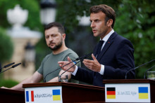 Francúzsky prezident Emmanuel Macron a ukrajinský prezident Volodymyr Zelenskij. FOTO: Reuters