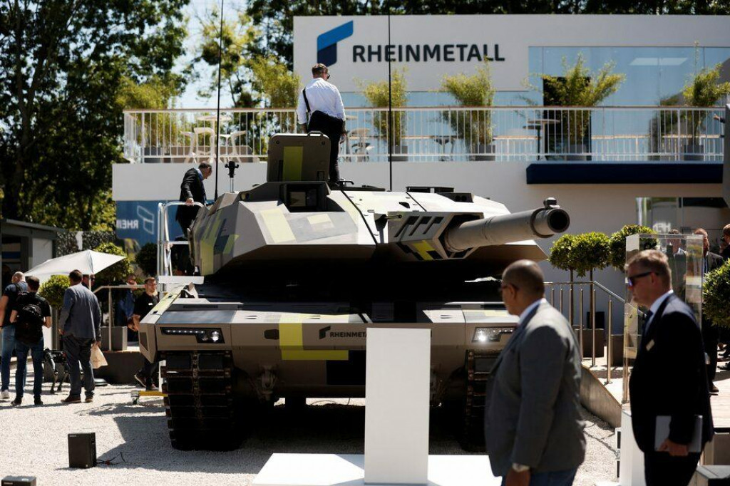 Tank pred budovou zbrojárskej spoločnosti Rheinmetall. FOTO: Reuters