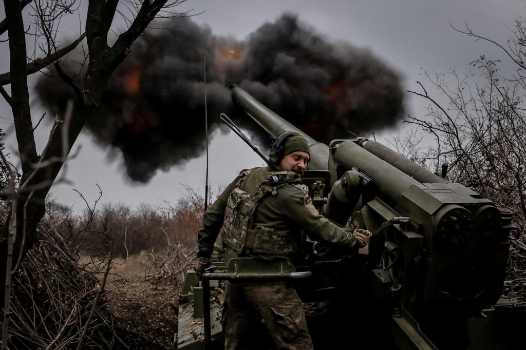 Ukrajinský vojak strieľa zo samohybnej húfnice na ruské jednotky neďaleko mesta Časiv Jar v Doneckej oblasti. FOTO: Reuters/Ukrajinské ozbrojené sily