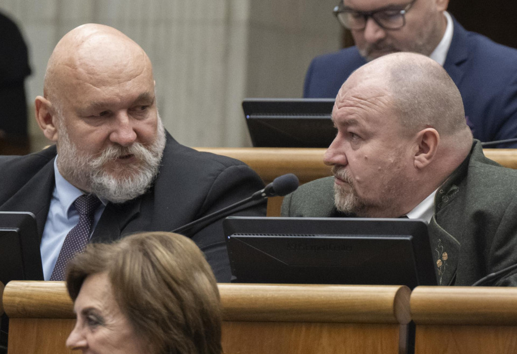 Na snímke nezaradení poslanci Rudolf Huliak (vpravo) a Ivan Ševčík počas 23. schôdze NR SR, na ktorej s vládnou koalíciou príliš nespolupracujú. FOTO: TASR/M. Baumann