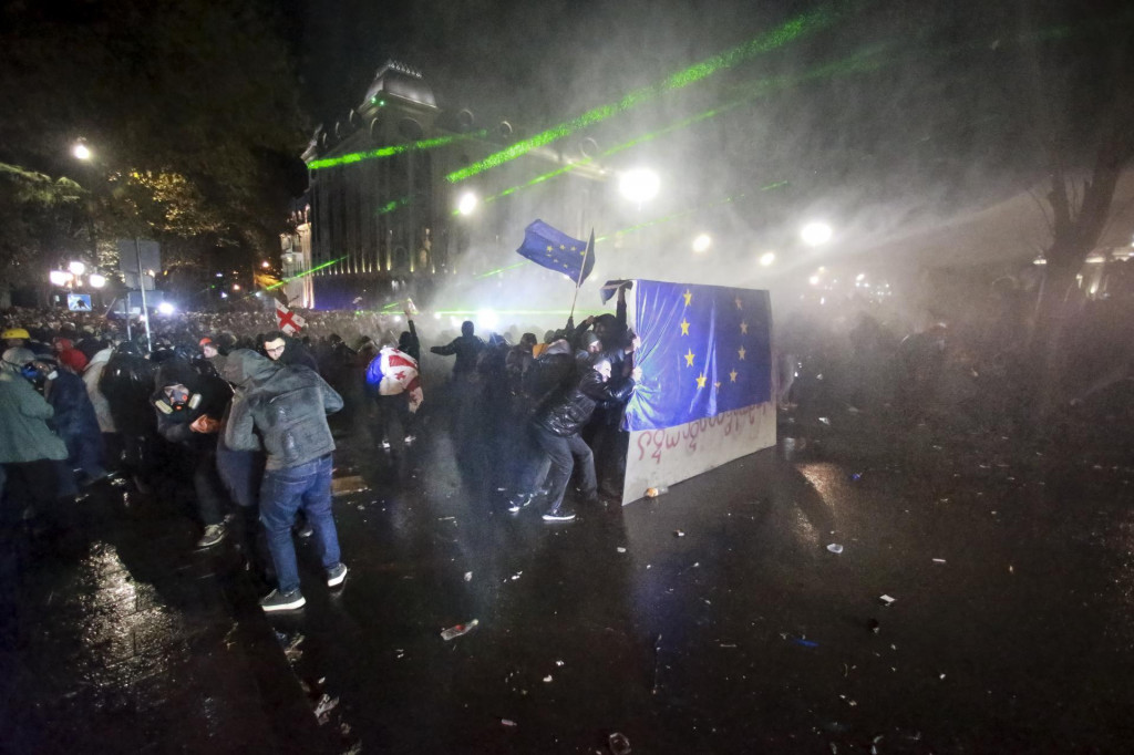 Polícia používa vodné delo počas masového protestu pred budovu parlamentu v Tbilisi. FOTO: TASR/AP